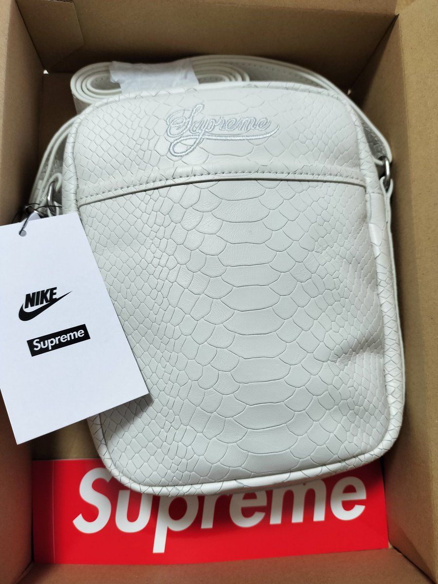 dragon3883's tweet photo. 蛇🐍
到着🍀
supreme https://t.co/0SN1gGHEIk