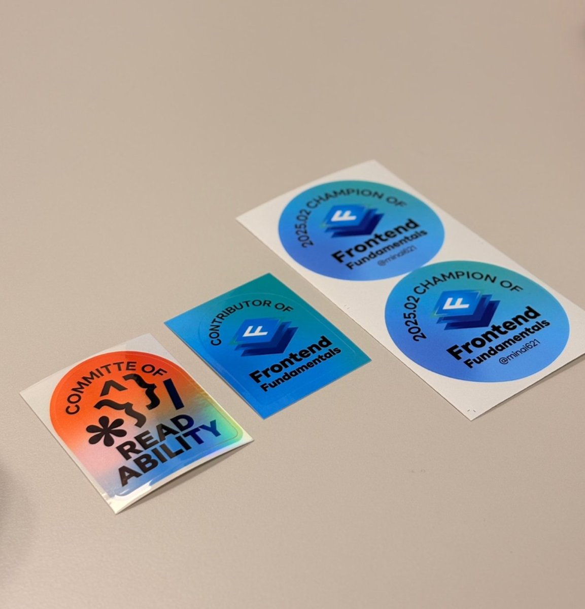 스티커를 인쇄했습니다 >.<
지난 콜로세움 챔피언인 '@ minai621' 님의 깃헙 아이디를 인쇄한 커스텀 스티커 굿즈도 동그랗게 잘 뽑혔어요.