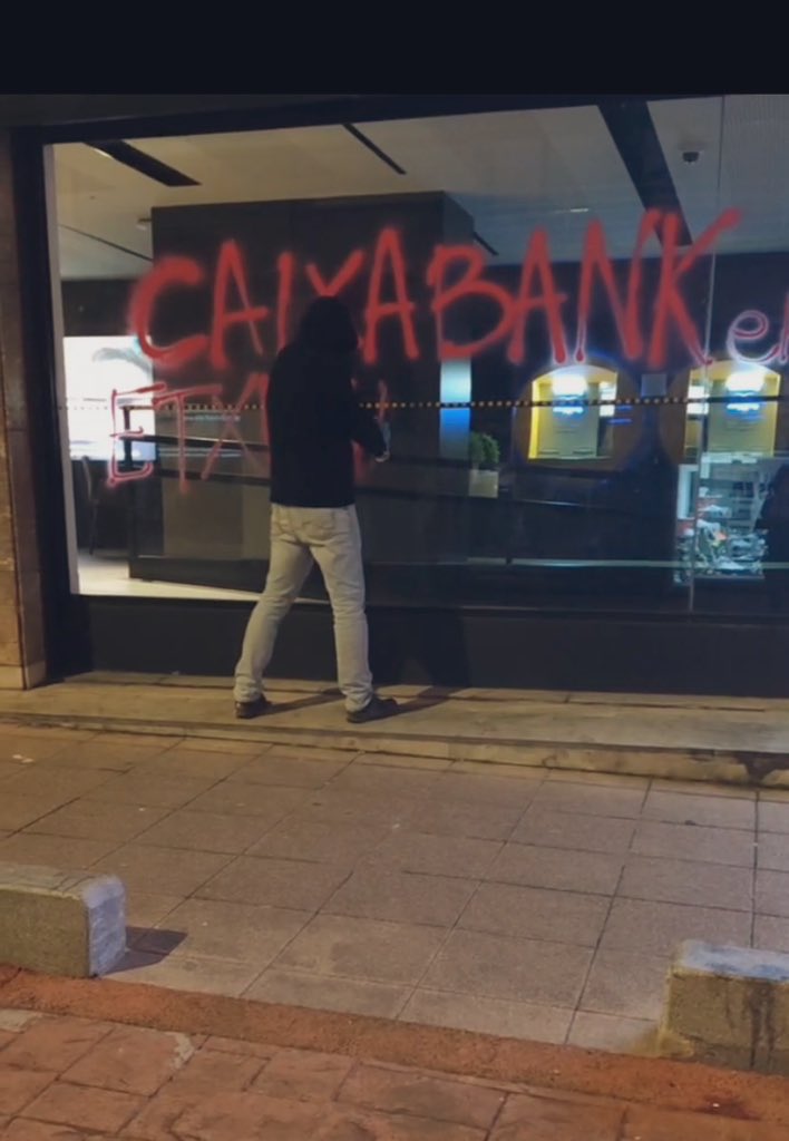 Caixabankek Zurbaranbarriko familia bat etxegabetu nahi du apirilaren 4an, neurriz kanpoko etekinak pilatzen jarraitzen duen bitartean.<a href="/caixabank/">CaixaBank</a>

Sindikatuaren eta auzoko eragileen eskakizunak argiak dira:
➡️ Etxegabetzea etetea
➡️ Alokairu soziala luzatzea

Batu borrokara!