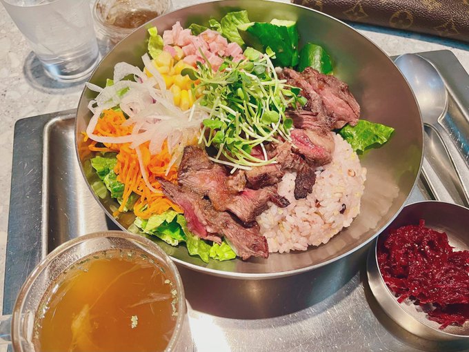 悪りぃなみんな
良いもん食っちまった 