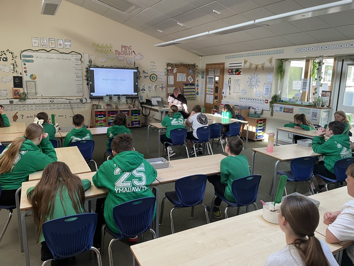 Cychwyn gwych i’r wythnos i ddosbarth Eryr efo sesiwn diddorol gan PC Marc yn trafod neges bwysig iawn- bwlio a seibr fwlio. Da iawn i bawb am ymateb yn aeddfed iawn 👮‍♂️
<a href="/NWPSchoolBeat/">HGC SchoolBeat / NWP SchoolBeat</a>