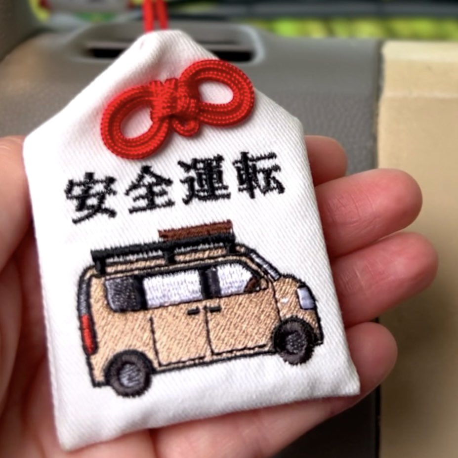 ちなみに、現在売り切れのおまもりについて問い合わせをいくつかいただいてるのですが、刺繍業者が混み合っているそうで、入荷は4月下旬頃になりそうです。詳細が分かり次第、またお伝えします！

公式サイト▶︎keibanseikatsu.com