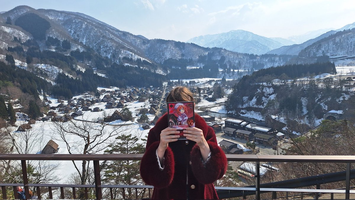 Pèlerinage à Shirakawa-Gô, qui a inspiré le village de Hinamizawa ! J'ai bien entendu amené mon petit exemplaire avec moi 😁