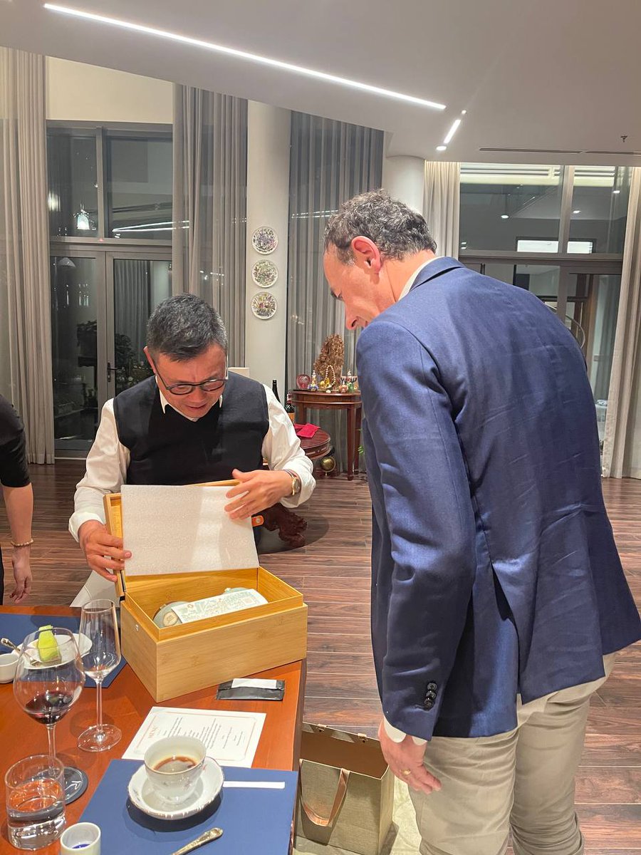Chloe@U2UNetwork (@trangphungvn) on Twitter photo I'm still incredibly honored to have been entrusted by Mr. Hung <a href="/NDH_SSI/">Nguyen Duy Hung</a> to represent Vietnam's builders in welcoming @JanVanEck3 to Vietnam last week. 🇻🇳
Mr. Hưng- Chairman of SSI, emphasized the significance of this moment, stating, "A new journey for Vietnam's market has I'm still incredibly honored to have been entrusted by Mr. Hung <a href="/NDH_SSI/">Nguyen Duy Hung</a> to represent Vietnam's builders in welcoming @JanVanEck3 to Vietnam last week. 🇻🇳
Mr. Hưng- Chairman of SSI, emphasized the significance of this moment, stating, "A new journey for Vietnam's market has