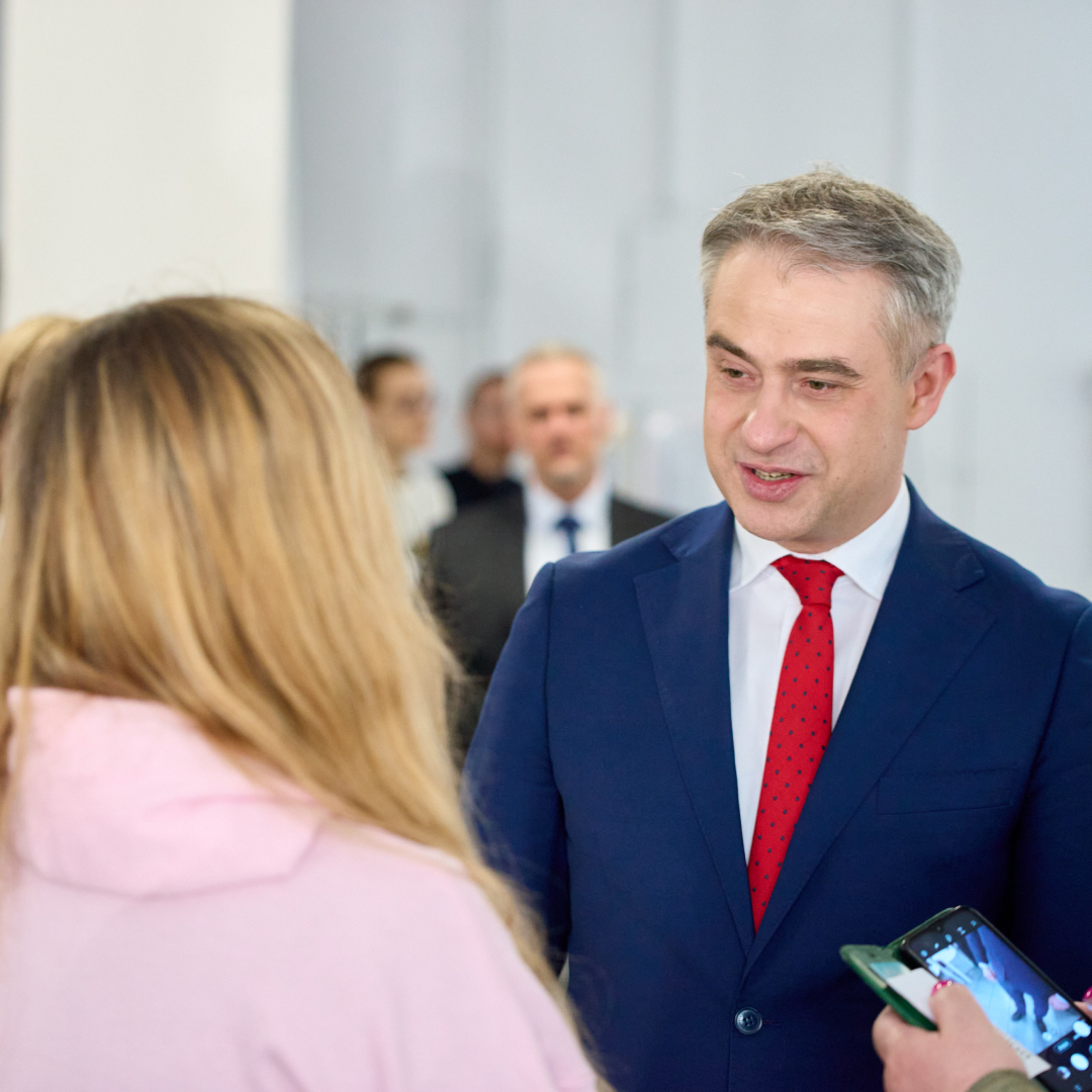 CYFRA_GOV_PL's tweet photo. 📢 Młodzież zabrała głos w sprawie swojego bezpieczeństwa w sieci!
W ostatni weekend młodzież z całej Polski dyskutowała w ramach Panelu Obywatelskiego Dzieci i Młodzieży (#PODiM). To inicjatywa, dzięki której młodzi ludzie mogli znacząco wpłynąć na przyszłe regulacje dotyczące bezpieczeństwa w internecie.
Wspólnie dążymy do stworzenia bezpieczniejszego internetu dla młodszych pokoleń. Dziękujemy wszystkim uczestnikom i organizatorom za ich zaangażowanie! 💙
Więcej ➡️ https://t.co/yBmzN0XWPn
#PODiM #BezpieczeństwowSieci #BezpiecznyInternet #Cyberbezpieczeństwo #PanelObywatelski