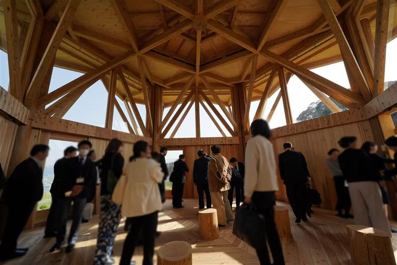 Today, the ribbon-cutting ceremony for the Faculty of Agriculture's centennial commemorative building took place! This beautifully designed wooden building, located on the south side of West Building 5, will be a community space in the future. Feel free to stop by and explore!