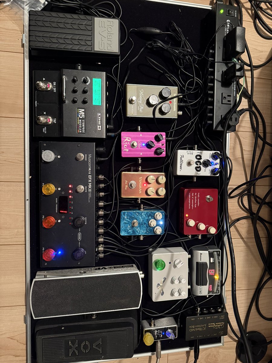 Kentaro_sc's tweet photo. やっと出来た、、！
fractal使わない時のメインボードです
ある程度はどのジャンルにも対応できるようにって考えた結果かなり巨大になってしまった、、
#エフェクターボード https://t.co/DBWPktqdGx