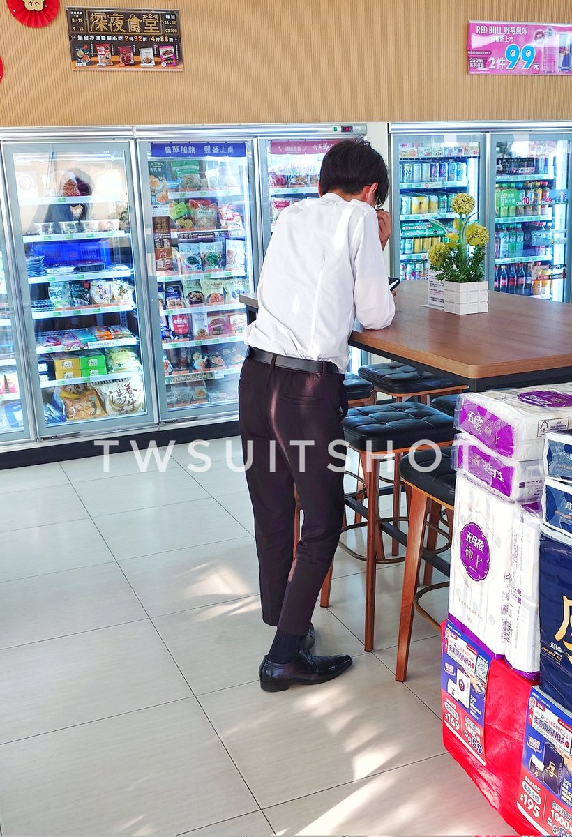 看起來是剛入行當業務不久的小菜鳥
鞋襪倒是搭的很性感🔥

不曉得有沒有在玩異性戀的交友軟體？有的話，嘿嘿....😈

#業務 #鞋襪 #襯衫 #西裝 #皮鞋 #異男