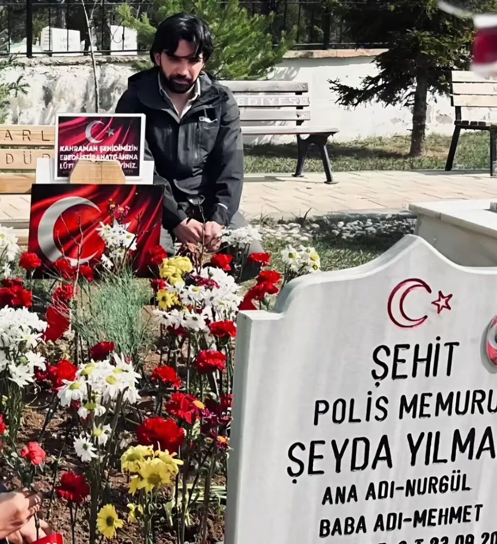 Kadın Gitti
Adam Bitti

#ŞehitŞeydaYılmaz 🥀