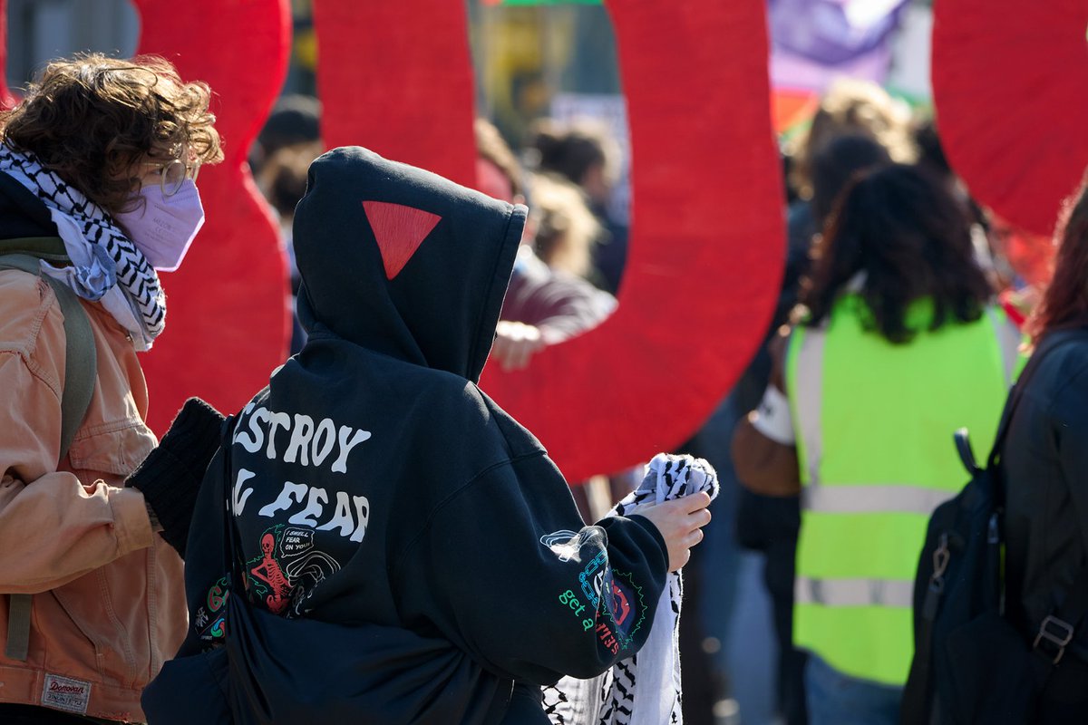 herderpark's tweet photo. Der terrorverherrlichende Aufzug verlief störungsfrei. Vereinzelt fanden sich Gegendemonstranten an der Strecke zwischen Hauptbahnhof und Bundesverwaltungsgericht ein, einige Israelfahnen, "Fuck Hamas"-Rufe. Zum Ärger der Antisemiten war die Route proisraelisch markiert. #le2203 https://t.co/gU6rZPitas