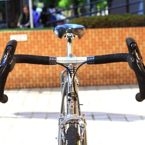 Ad_bikefreak7's tweet photo. NITTOのドロップバー、一枚目がブルーラグ別注、二枚目がランドナーバー
どちらもツーリング用途で設計されてるが一方は肩が下がってて、もう一方は逆
前者はフラット部分が、後者はフラットと肩の繋がるR部分が持ちやすいように作られてるんだろうな
設計思想は同じなのにこうも違うのが面白い https://t.co/pVUXGbmYR8