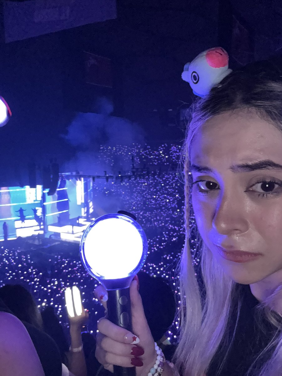 yo en 2022 llorando en la sala de mi casa // yo en 2025 llorando en el concierto.

#HOPE_ON_THE_STAGE_TOUR_CDMX