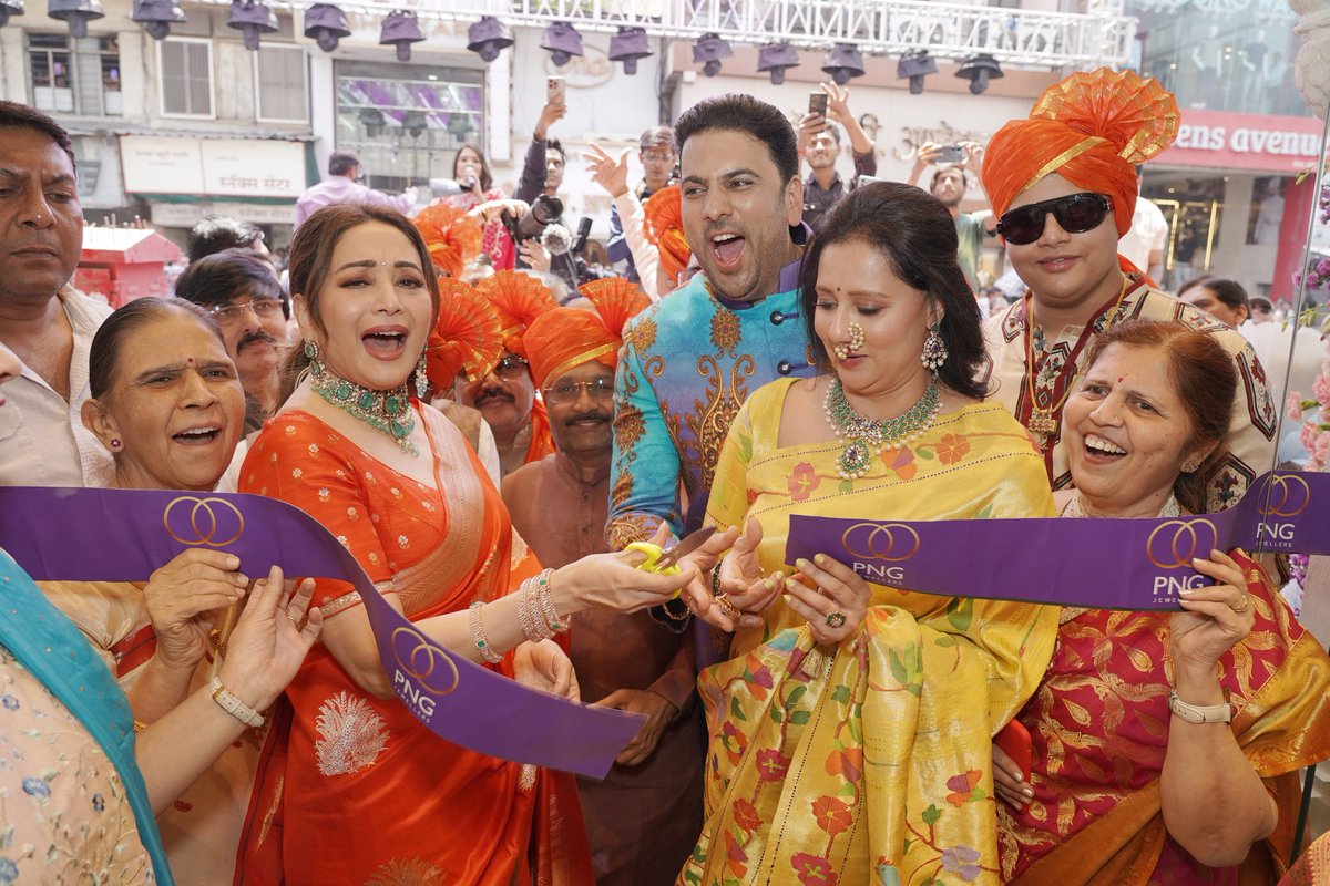Sunday, 23rd March 2025 will always be a milestone moment in my journey and for the entire PNG Jewellers family. Yesterday, we unveiled a massive 20,000 sq. ft. of retail jewellery space at the iconic Laxmi Road in Pune—a place that holds a very special place in my heart!