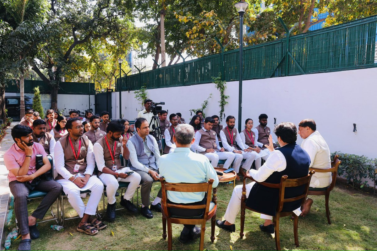 ShayarImran's tweet photo. आज दिल्ली स्थित आवास पर MIT पुणे के छात्रों के एक समूह से संवाद किया, राजनीति को समझने के लिये उत्सुक छात्रों से मिलकर उनके सवालों को सुनकर ये महसूस हुआ कि नई पीढ़ी देश की राजनीति को गहराई से समझ रही है और एक सकारात्मक बदलाव की उम्मीद रखती है। https://t.co/U6BasFK8xv