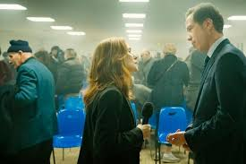 merlinpapin3's tweet photo. .@FredOL69007 Ce soir sur @FranceTV #France3 le film #LesPromesses de Thomas Kruithof (2021) avec Isabelle Huppert Naida Ayadri Reda Kateb Jean Paul Bordes Laurent Poitrenaux Soufiane Guerrab Hervé Pierre
Quartier tristement célèbre en Seine-Saint-Denis, les Bernardins subissent les ravages du temps. Clémence Collombet, la maire de la ville, décide de prendre le problème à bras le corps en annonçant que pour son dernier mandat, la cité serait entièrement rénovée. Soutenue par Yazid, son proche conseiller, elle se lance dans un bras de fer avec les marchands de sommeil, mais aussi avec une administration peu encline à lui allouer les fonds nécessaires pour son projet. En lieu et place, une surprenante mais alléchante proposition émanant du Premier ministre en personne vient fortement perturber ses plans initiaux de fin de carrière politique...