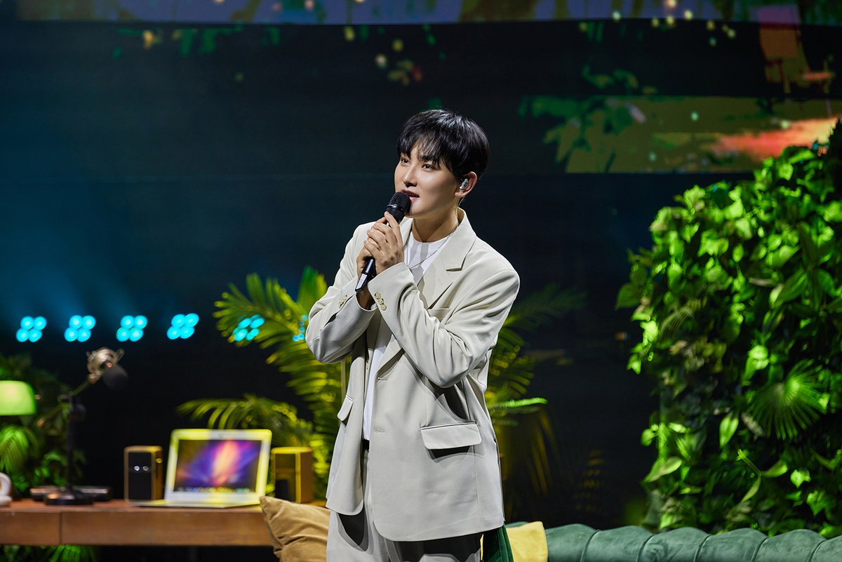 SMTOWNGLOBAL's tweet photo. ‘레전드 아티스트’ 강타, 팬들과 행복 가득 ‘라이브 워크숍’ 성황!
“저에게 여러분은 영원한 파트너이자 가족” 여전한 팬사랑 입증
무대와 객석이 만든 ‘환상의 티키타카’ 눈길...즉석 송캠프 화제

https://t.co/0woiWg5hBo

#강타 #KANGTA
#HOT #CLUB_KIT #STUDIOCAMPwithKANGTA https://t.co/pnXokkGGJx
