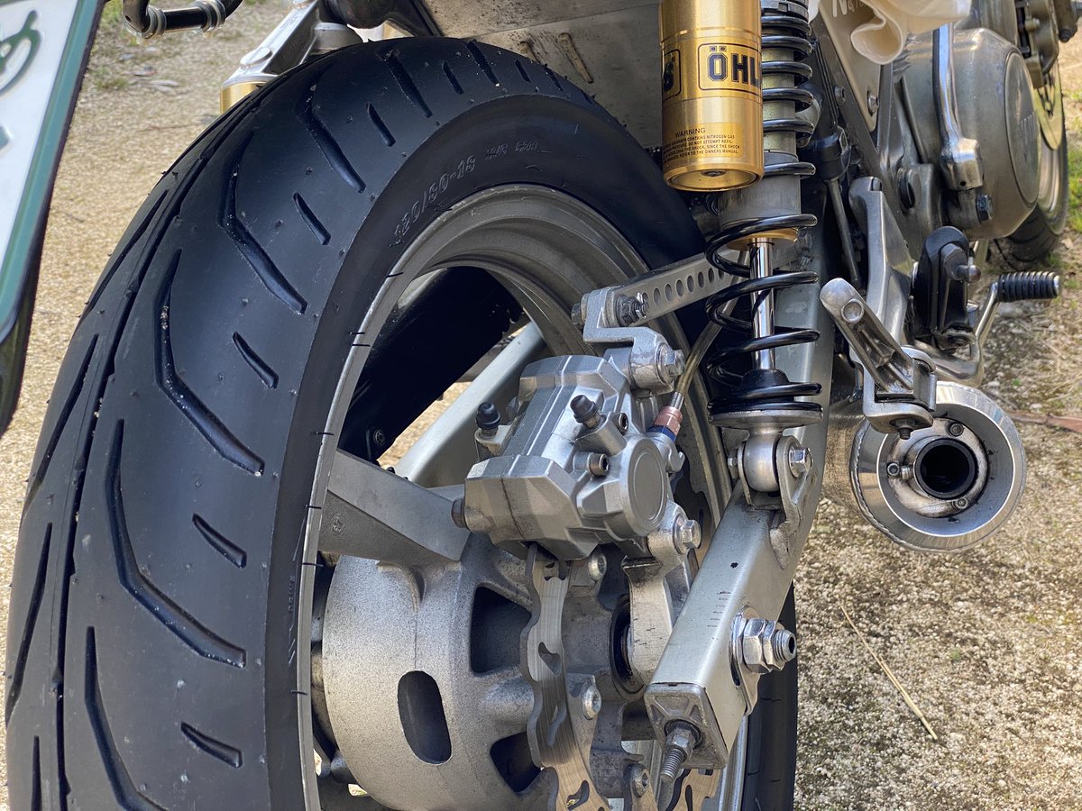konno1987's tweet photo. 映画から帰ってきてそのまま朝預けておいたバイクを引取りに♪
やっぱり✨おにゅ〜タイヤ✨は良い☺️
#yamaha
#srx
#dunlop
#tt900gp
#ヤマハ
#タイヤ交換 https://t.co/t9H0EzsUlz
