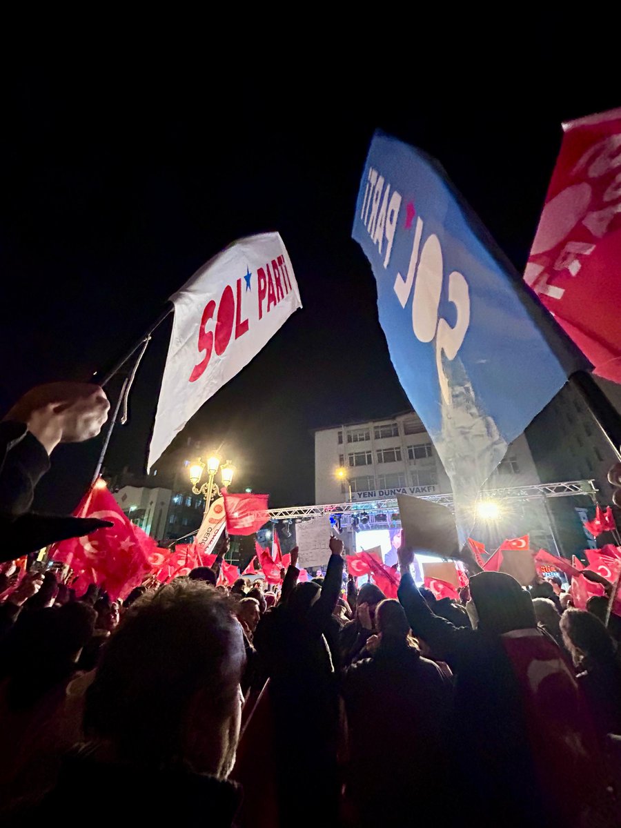 GAntepSolParti's tweet photo. Gün olur halaylar kurulur! ⭐️

📍Gaziantep https://t.co/kRtVXDPqPP