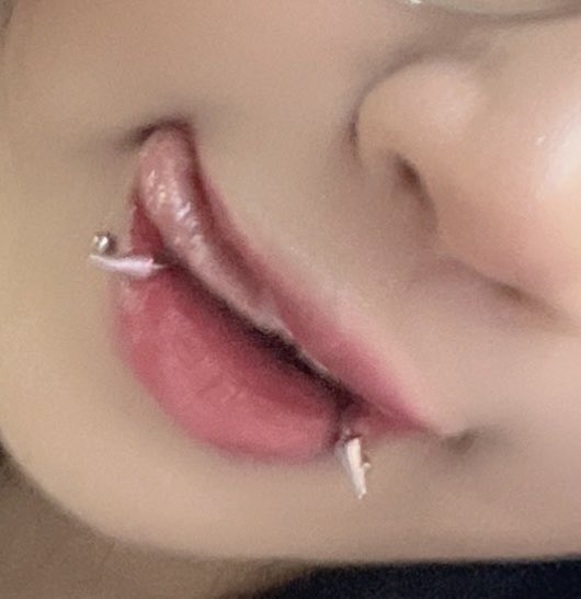 rora_VT's tweet photo. So people probably don’t know but I have lip piercings :3 
They’re called snake bites 🐍~

*clears throat* ✨kiss me?✨

#Vtuber #ENVtuber #VTuberUprising #piercing #roraVT https://t.co/umvysp3GYJ