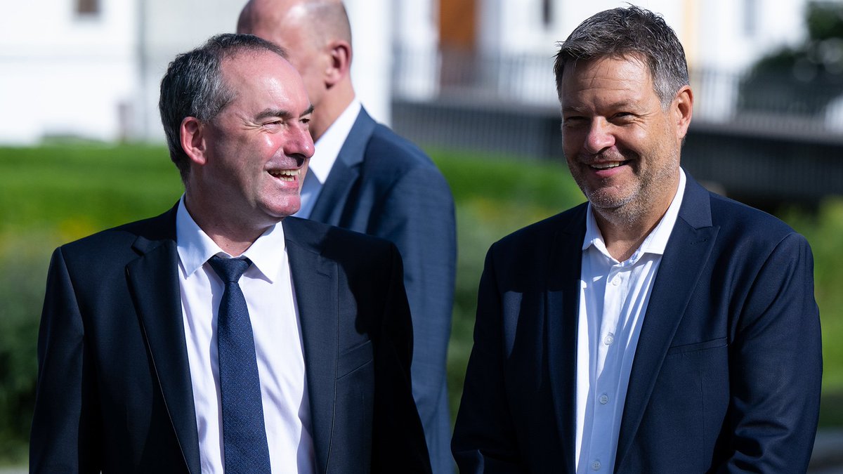 Servus Twitter Gemeinde!
Wie ihr wahrscheinlich wisst wird dieses Land von den Grünen verdorben!
Ich muss dabei aber meinen guten Freund <a href="/roberthabeck/">Robert Habeck</a> in Schutz nehmen.
Er hat nämlich immer ganz dolle Bauchschmerzen beim Abschieben!
LG Hubi