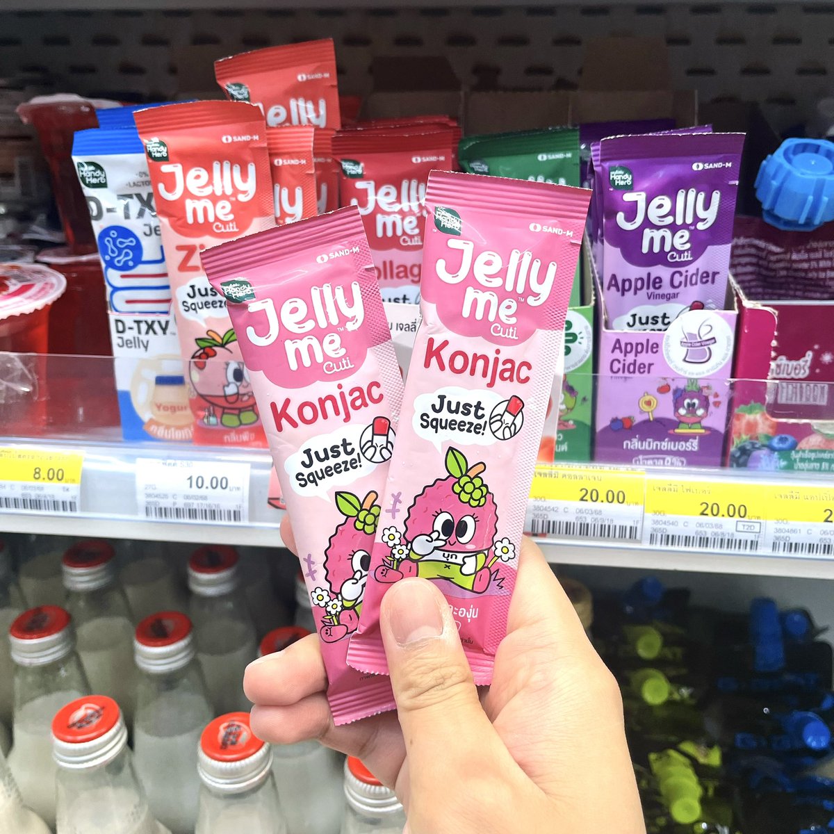 รีวิวของใหม่ในเซเว่น 🔥Jelly Me Konjac เจลลี่มีบุก เจลลี่คุมหิว มีขายในเซเว่นแล้วเด้อ!! เป็นเจลลี่บุก อิ่มทิพย์ แบบไม่โทรม 🤩 ทานตัวนี้แล้ว ช่วยคุมหิวนาน 3 ชม. อร่อยมากก หอมรสลิ้นจี่และองุ่น😋 ยิ่งแช่เย็นยิ่งอร่อย มีส้มสีแดง ช่วยให้ผิวกระจ่างใส มี B6 B12 ไม่โทรม ไม่ยม แล้วแพ็คเกจน่ารักม๊ากกก>///< สีสวย น้องดุ๊กดิ๊กน่ารัก เป็นไอเทมคุมหิวมาแรง บอกเลยต้องลอง👍🏻

💖 ซองละ 20.- ฮะ
📍 หาซื้อได้แล้ววันนี้ที่ 7-11 ทุกสาขาทั่วประเทศ

#JellyMe #JellyMeKonjac #JellyMeCuti #ความคิวทิบิลด์ง่ายได้ทุกวัน #รีวิวเซเว่น