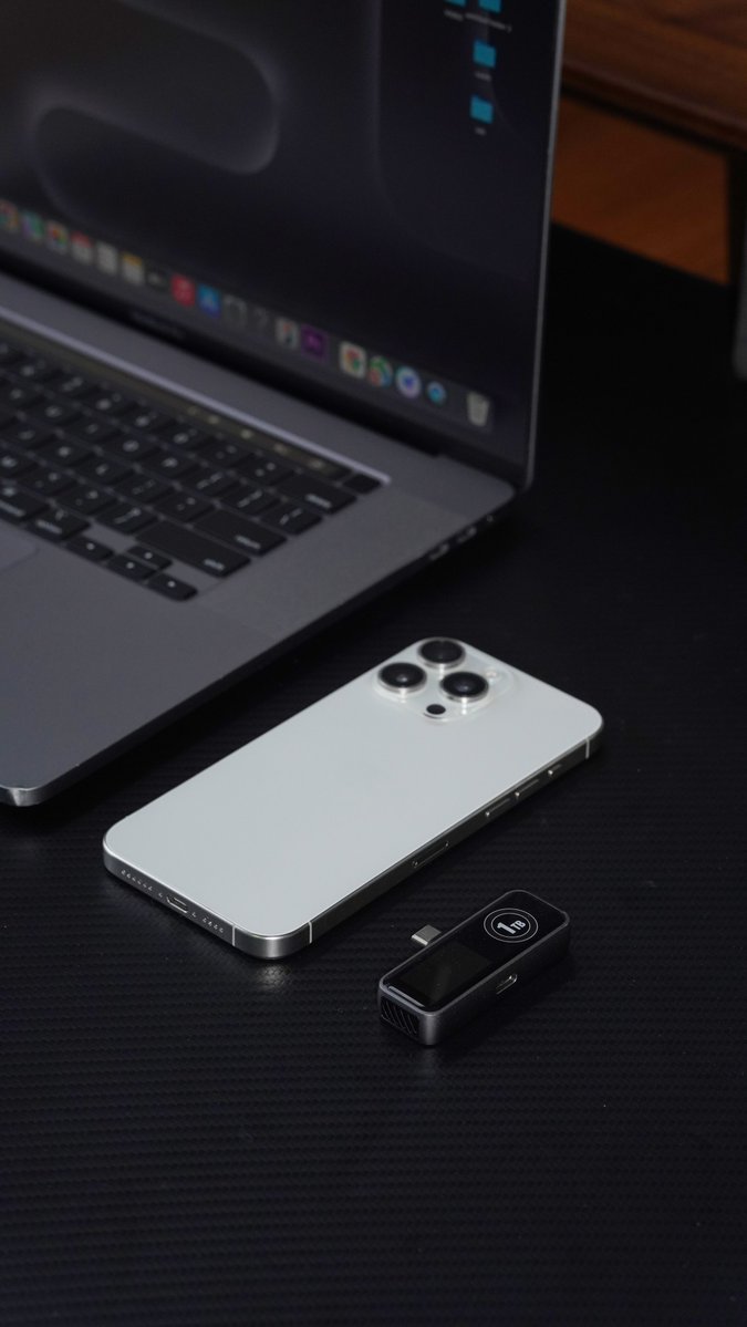 ZIKETECH's tweet photo. Say goodbye to storage worries with the ZIKE Z791C Next Level USB-C Magnetic Extended Storage—supports up to 2TB expansion and weighs only 0.053 pounds. 

🔗Link in bio

#ZIKE #ZIKEZ791C #StorageSolution #LightTech https://t.co/eDbHc1dOwH