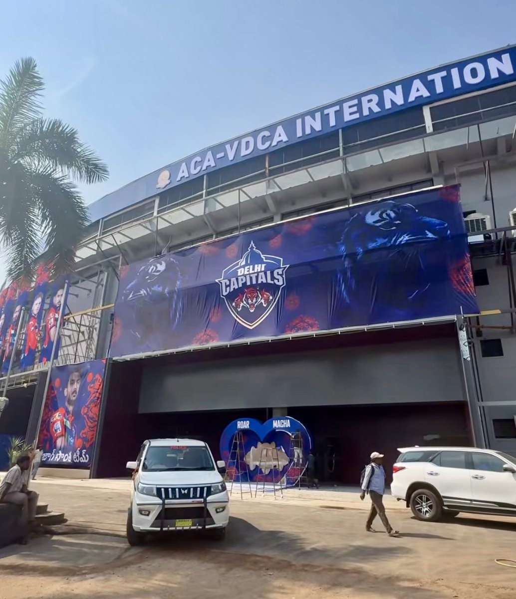 VizagBlogger's tweet image. If Delhi Capitals are successfully hosting Matches in Vizag 

Why @SunRisers is not? How are they expecting Andhra people to support them?