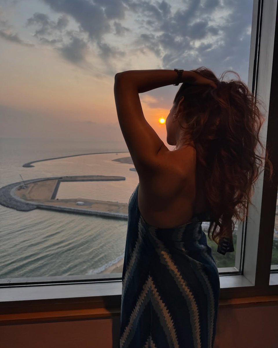 ChennaiTimesTOI's tweet photo. Just soaking in the ocean vibes 🌊✨ #KeerthySuresh is giving us all the feels from her time in beautiful Colombo! Who else is dreaming of a beach getaway? 🏖️
#ColomboDiaries #OceanView https://t.co/rotPxU0Y5D