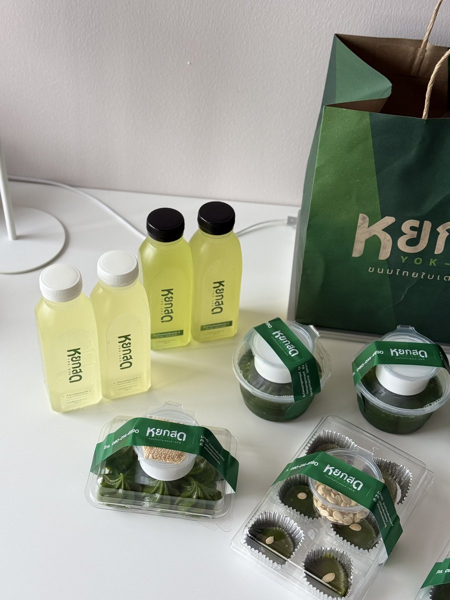 ปกติไม่ค่อยกินหวานแต่ชอบขนมร้านนี้มาก #หยกสด ไม่ค่อยหวานและขนมไทยอร่อยทั้งน้าน  เค้ามีขนมตัวใหม่ออกมา จ่ามงกุฎ เป็นขนมไทยดั้งเดิม แป้งใบเตยอบควันเทียน เนื้อนุ่มคู่กับเมล็ดแตงโมคั่ว แกกกอร่อยมากจริงๆ เราลองแล้วติดใจมาก ไปลองกันเด้อ
#ขนมไทย #ขนมไทยโบราณ #yoksod #ขนมไทย