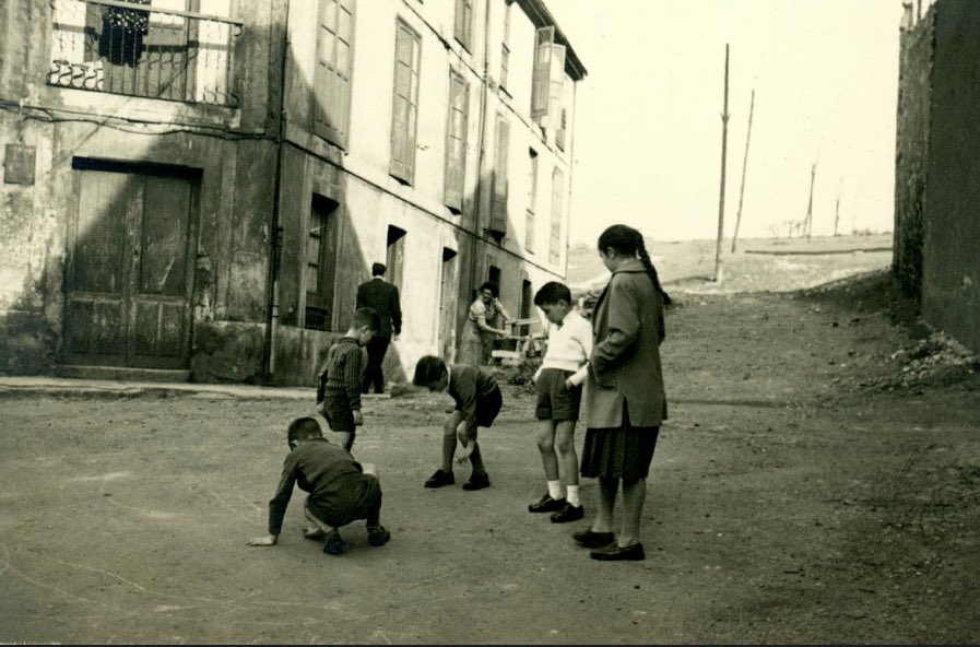 Niños jugando en Cimadevilla en febrero de 1938.
Colección del Museo del Pueblo de Asturias.