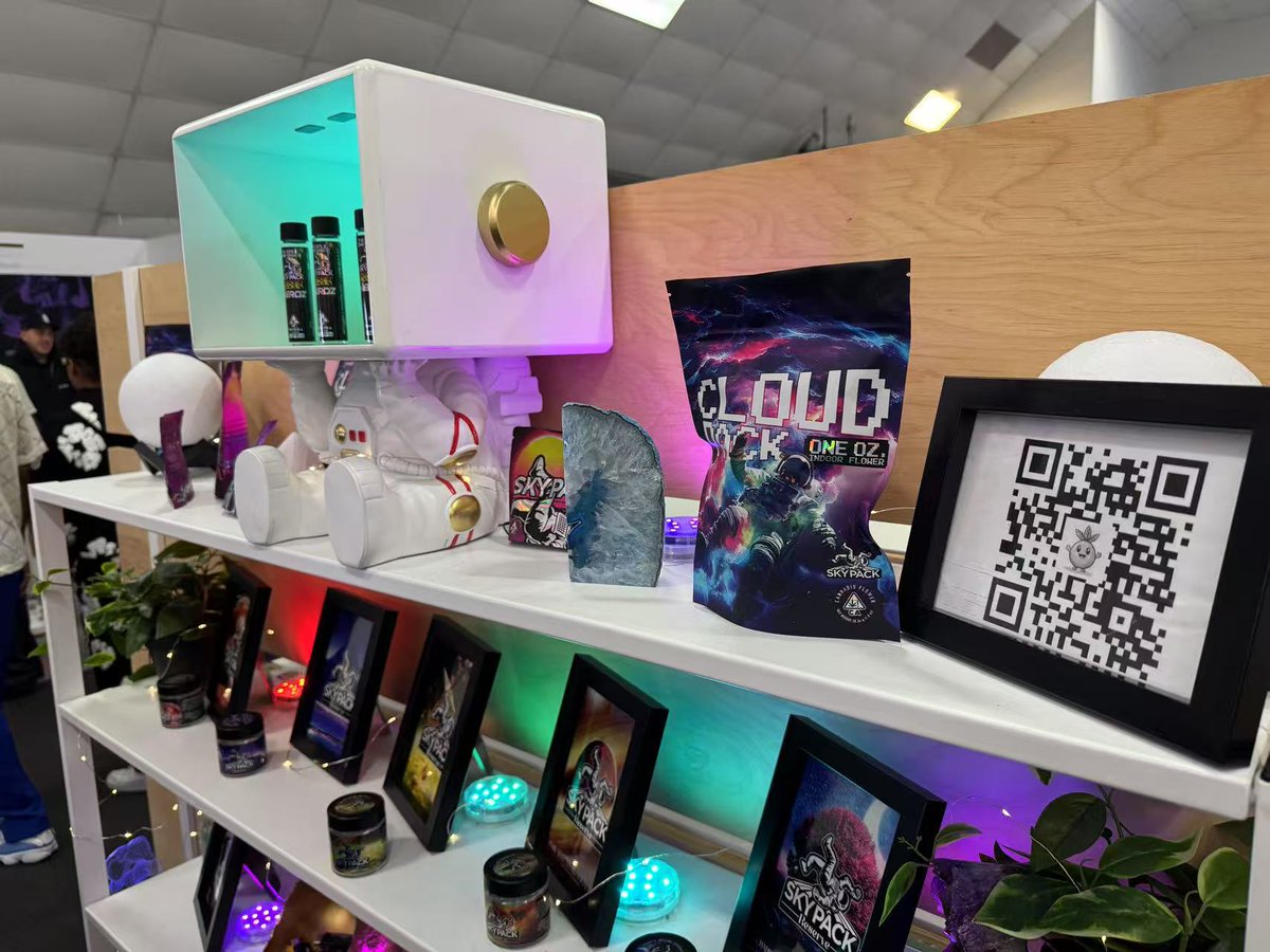 PotSeedweb3's tweet image. Cheers to Skypack for the collab! 💚 Loved catching up at Hall of Flowers—we’re all in for a future where cannabis is legal everywhere. 🌿🔥 #HallOfFlowers #LegalizeIt