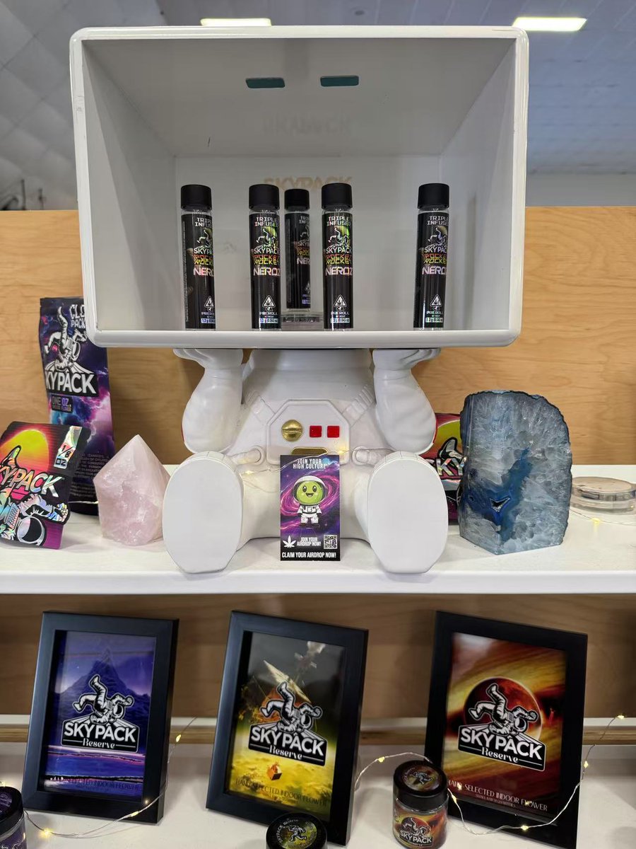 PotSeedweb3's tweet image. Big love to Skypack for teaming up with us! 💚 Always good vibes at Hall of Flowers—we’re here to keep pushing for cannabis legalization. 🌿🚀 #HallOfFlowers #LegalizeIt