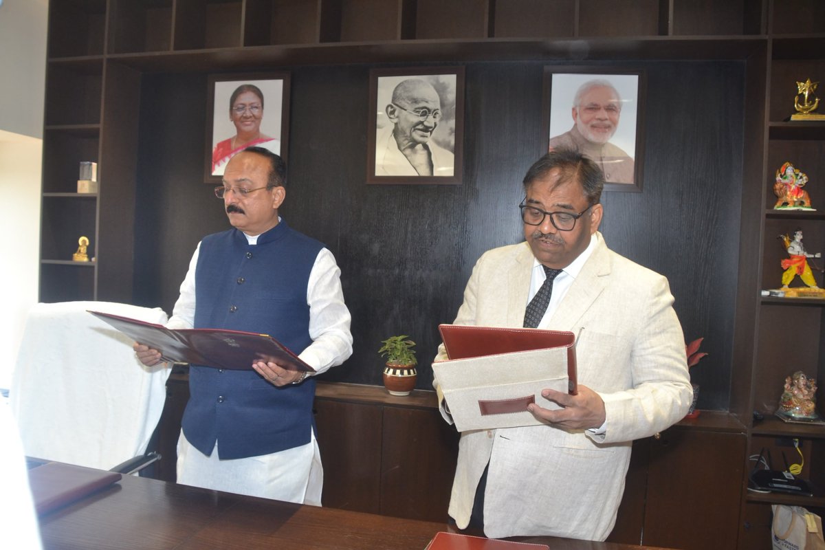 ddsahyadrinews's tweet image. दिल्लीचे ऊर्जा मंत्री आशिष सूद यांनी दिल्ली सचिवालयातील त्यांच्या दालनात दिल्ली वीज नियामक आयोगाचे (डीईआरसी) अध्यक्ष म्हणून न्यायमूर्ती (निवृत्त) उमेश कुमार यांना पद आणि गोपनीयतेची शपथ दिली.

यावेळी मुख्य सचिव आणि ऊर्जा सचिवांसह अनेक वरिष्ठ अधिकारी उपस्थित. 
#DERC #EnergyMinister