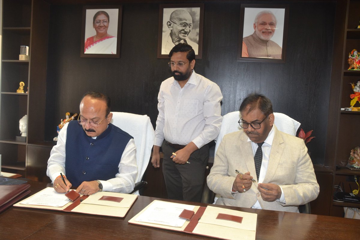 ddsahyadrinews's tweet image. दिल्लीचे ऊर्जा मंत्री आशिष सूद यांनी दिल्ली सचिवालयातील त्यांच्या दालनात दिल्ली वीज नियामक आयोगाचे (डीईआरसी) अध्यक्ष म्हणून न्यायमूर्ती (निवृत्त) उमेश कुमार यांना पद आणि गोपनीयतेची शपथ दिली.

यावेळी मुख्य सचिव आणि ऊर्जा सचिवांसह अनेक वरिष्ठ अधिकारी उपस्थित. 
#DERC #EnergyMinister