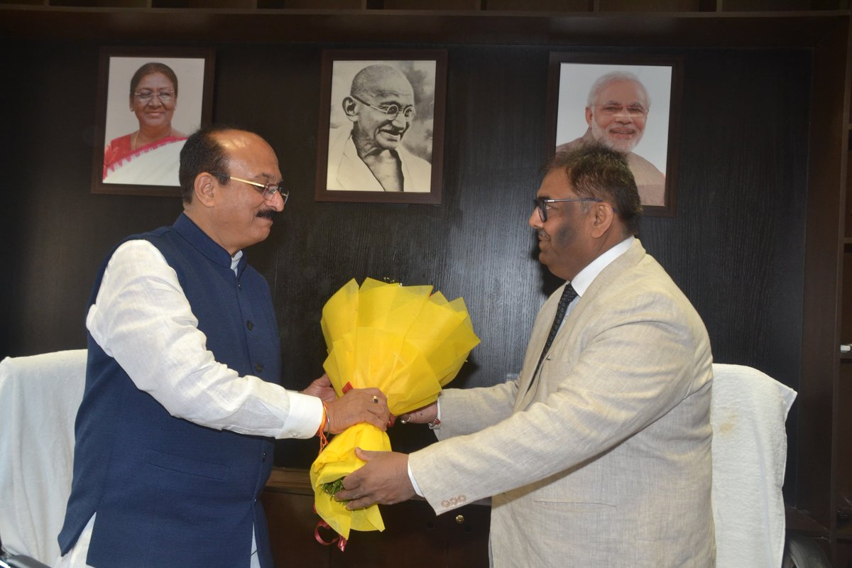 ddsahyadrinews's tweet image. दिल्लीचे ऊर्जा मंत्री आशिष सूद यांनी दिल्ली सचिवालयातील त्यांच्या दालनात दिल्ली वीज नियामक आयोगाचे (डीईआरसी) अध्यक्ष म्हणून न्यायमूर्ती (निवृत्त) उमेश कुमार यांना पद आणि गोपनीयतेची शपथ दिली.

यावेळी मुख्य सचिव आणि ऊर्जा सचिवांसह अनेक वरिष्ठ अधिकारी उपस्थित. 
#DERC #EnergyMinister