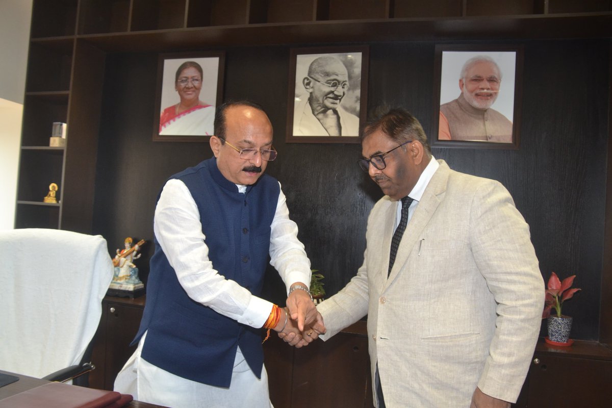 ddsahyadrinews's tweet image. दिल्लीचे ऊर्जा मंत्री आशिष सूद यांनी दिल्ली सचिवालयातील त्यांच्या दालनात दिल्ली वीज नियामक आयोगाचे (डीईआरसी) अध्यक्ष म्हणून न्यायमूर्ती (निवृत्त) उमेश कुमार यांना पद आणि गोपनीयतेची शपथ दिली.

यावेळी मुख्य सचिव आणि ऊर्जा सचिवांसह अनेक वरिष्ठ अधिकारी उपस्थित. 
#DERC #EnergyMinister