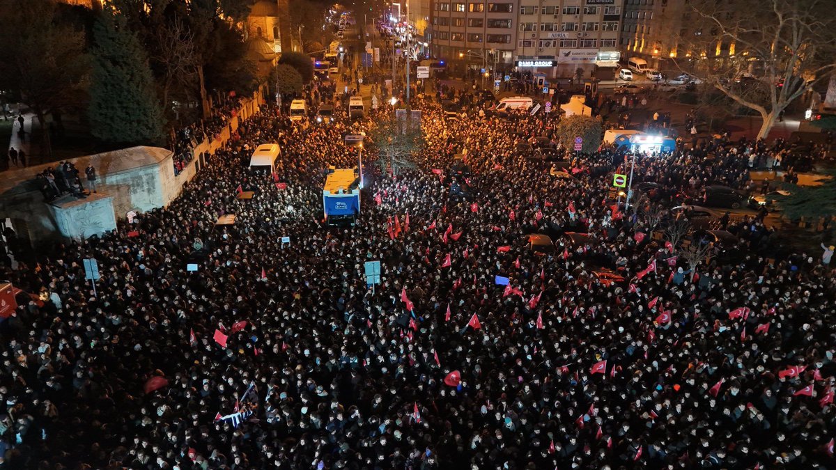 Saraçhane | 23 Mart 2025 | 20.30

“Bir halk nefes almaya çalışıyor.”