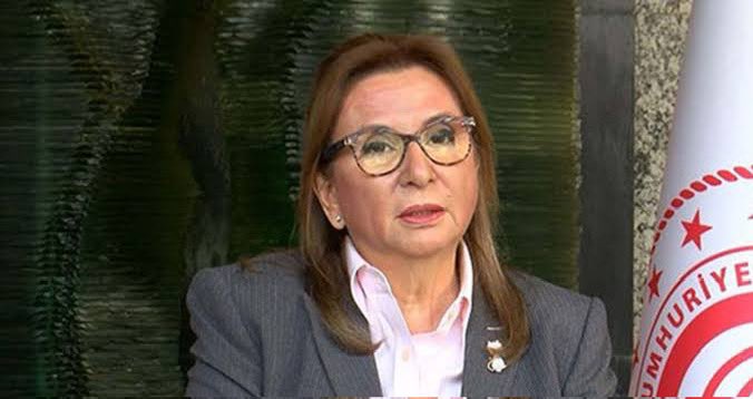 Gündem ne kadar değişirse değişsin, büyük fiyat farkıyla kendi şirketinden kendi bakanlığına dezenfektan satarak devleti dolandıran ama hakkında tek bir soruşturma dahi başlatılmayan AKPli eski Ticaret Bakanı Ruhsar Pekcan’ı unutmayın, unutturmayın.