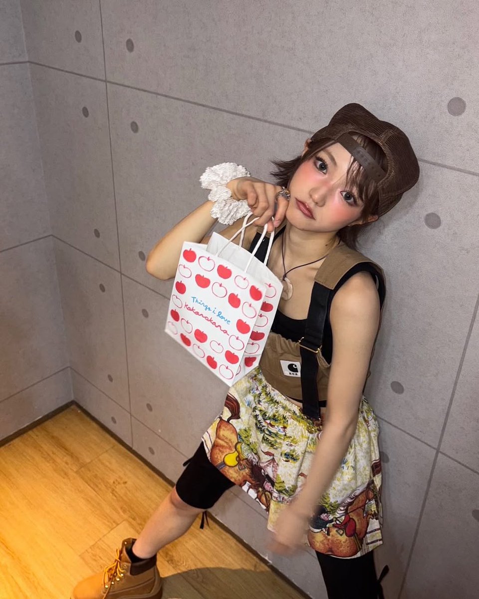 🍎🍏💭 Look what I got! This apple bag is way too cute, I couldn't resist. Feeling all playful and happy with this outfit! Can you guess what's inside? :3