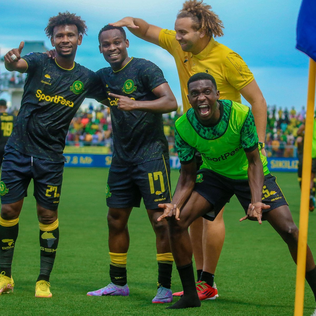 BmMwakalobo's tweet photo. Kuna namna kuna ushangiliaji nimeumis sana kuna ushangiliaji wa #Mayele Jamaa alijua kutufanya akifunga tu tunajua tunashangiliaje.
Kuna Mzuka wa Kocha wa viungo marufu kama #Manywele uyu jamaa alikua anajua kushangilia goal yeye alikua anakimbia mpaka kwenye kibendela kuliamsha https://t.co/UH2eCAGP11