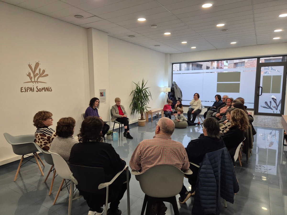 El divendres va ser una nova oportunitat per parlar del llibre: "Soc gran i encara puc" a Solsona. Persones grans i joves  intercanviant puuts de vista I compartint onovs idees