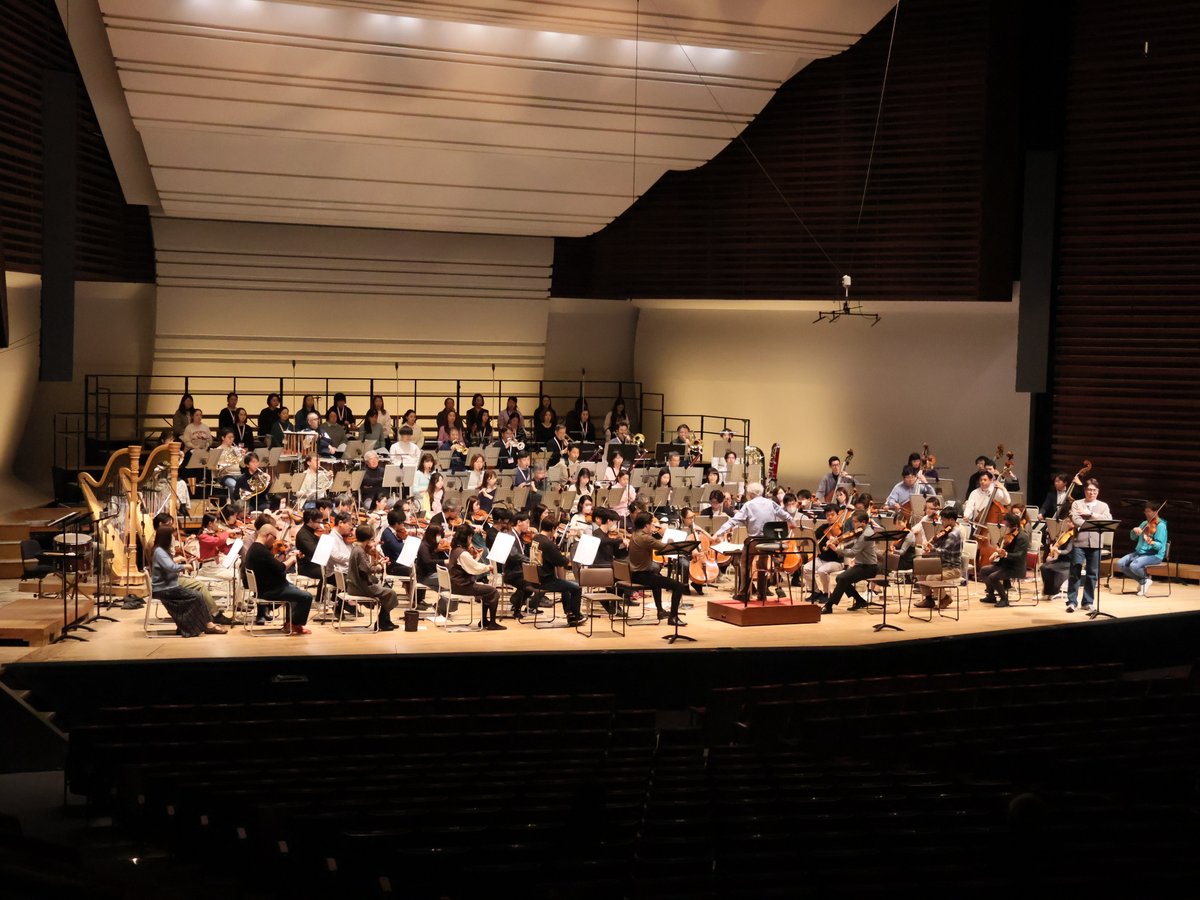 NHKSO_Tokyo's tweet photo. 🌸東京春祭ワーグナー・シリーズ vol.16《パルジファル》🌸

#東京・春・音楽祭 ワーグナー《#パルジファル》のリハーサルは、いよいよ #東京文化会館 へ！
3/27・30の本番に向けて、音楽も演出も最終調整に入りました🎶

会場は荘厳な響きに包まれ、深遠な物語の世界へと誘います。キャスト・オーケストラ・指揮者が一体となり、壮大な音楽を創り上げる舞台に、どうぞご期待ください✨

#N響 #nhkso #Wagner #Parsifal #MarekJanowski