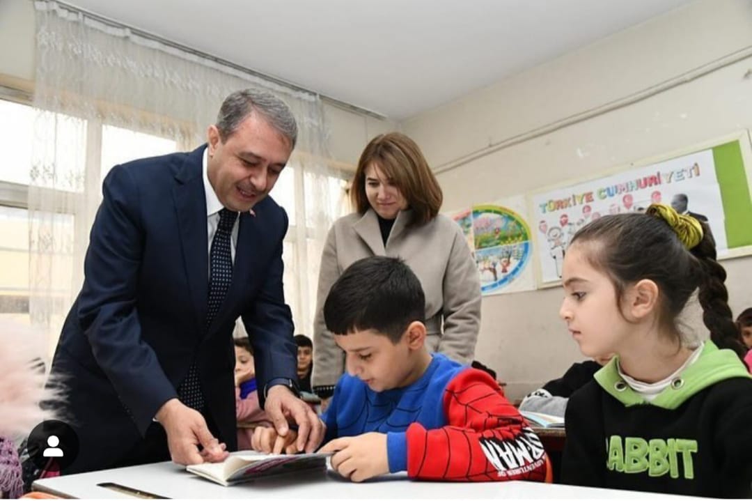 🔵 Şanlıurfa’da zorunlu eğitim çağındaki çocuklarımızın okula devamını sağlamak amacıyla Başarıyı İzleme ve Geliştirme Projesi kapsamında özel çalışmalar yürütüyoruz.

🟡 Okullarımızda gerçekleştirilen bu özverili çalışmalar sayesinde eğitim yılı başından itibaren 5507 çocuğumuz