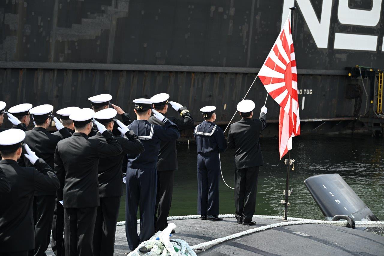 海上自衛隊 潜水艦ゆきしお 就役記念盾 記念 海上自衛隊 潜水艦おきしお 就役記念盾 記念品 お1人様1点限り