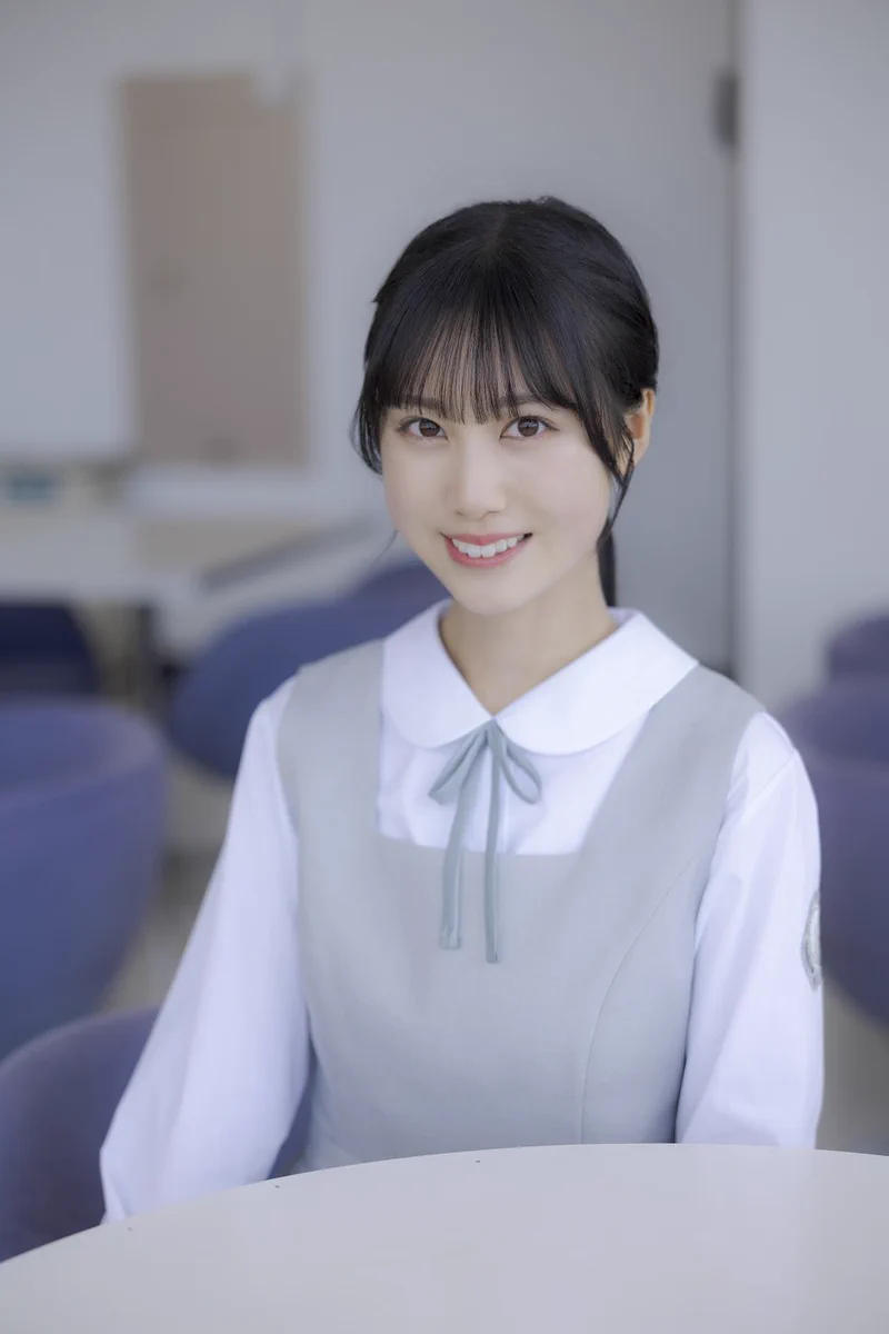 日向坂46 鶴崎仁香さん直筆サイン入り全身写真 GmydP25a0AAron7?format=webp&