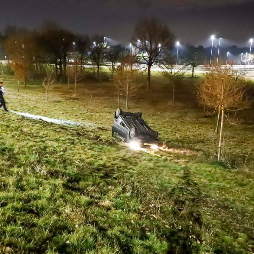 Auto op de kop in Laren, bestuurder vertrekt na ongeval
