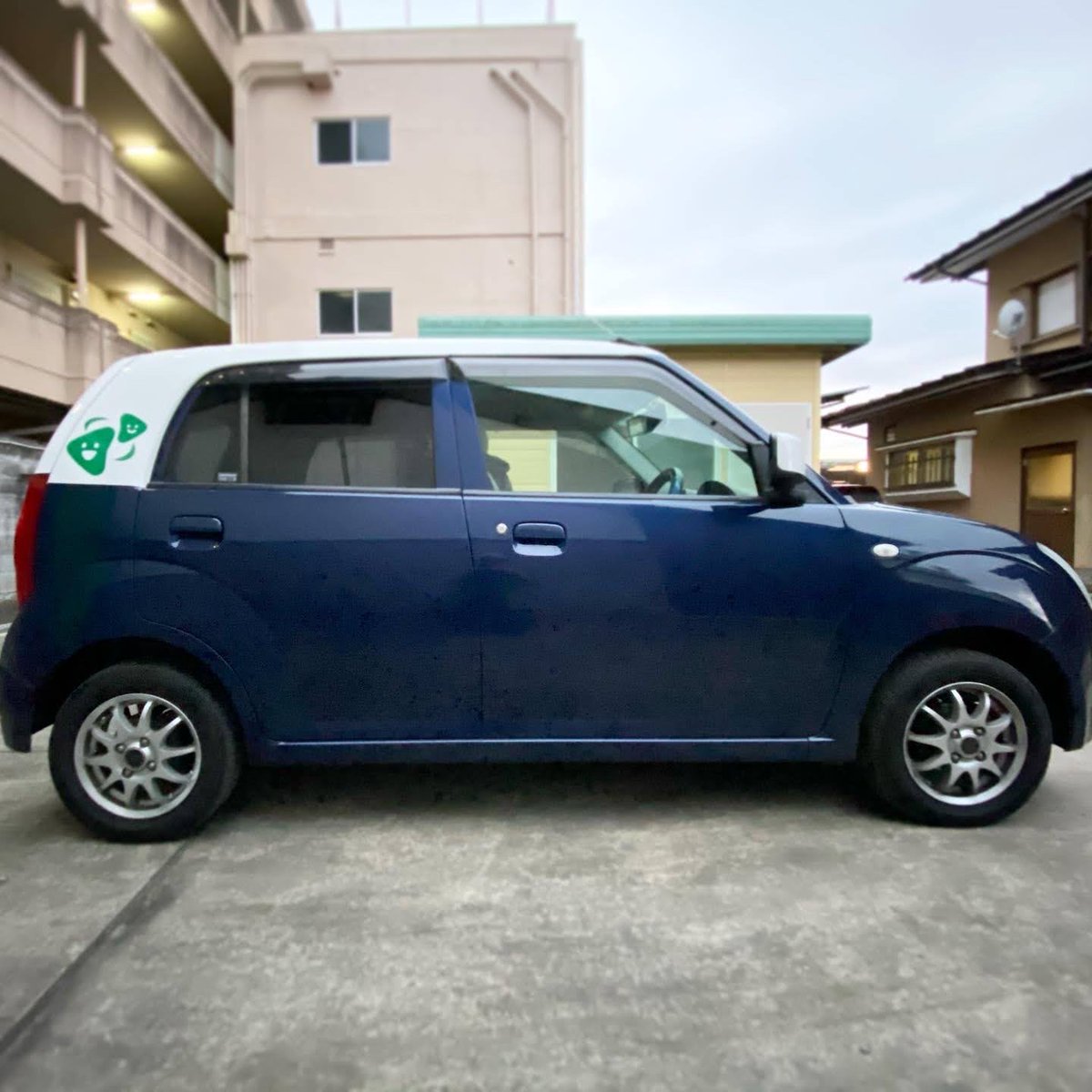 engao2525's tweet photo. ＜拡散希望＞

すごい悲しいことがありまして、僕たちにとっては思い出が沢山詰まった社用車が、盗難に遭いました。
栃木県大田原市にあります「一般社団法人えんがお」という会社の社用車です。

21日の夜を最後に、会社の駐車場からなくなってしまいました。

古い車ですし、そんなはずはないと思いスタッフ一同色々確認���たのですが、置き忘れや勘違いではなく、どうやら確実に盗難だと思われます。

「えんがお」のシールが目印ですが、もしかしたら剥がされてしまっているかもしれません。

栃木県近隣のコインパーキングなどに一時的に置かれている可能性もあるようなので、見かけた際にはご連絡いただけますと嬉しいです。

よろしくお願いします。