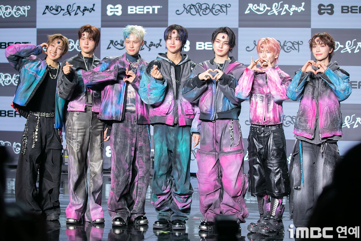 imbcenews's tweet photo. [포토] 뉴비트, 데뷔 했습니다 
#NEWBEAT #뉴비트 #NBT #RAWANDRAD #러앤래드 #HICCUPS 
#JeLLo #힘숨찐 #히컵스 #정규앨범 #데뷔쇼케이스_250324 [iMBC연예]

뉴비트(NEWBEAT)가 24일 오후 서울 강남구 일지아트홀에서 열린 정규 1집 ‘RAW AND RAD’ 발매 기념 데뷔 쇼케이스에 참석해 포즈를 취하고 있다.

⬇️고화질 Click Plz⬇️
https://t.co/JRL9wIGHaE