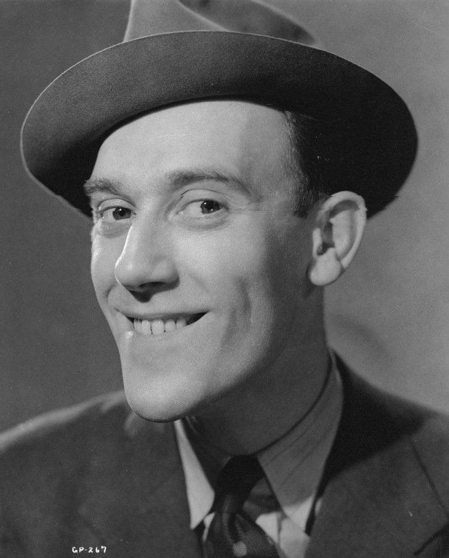 daveainsworth63's tweet photo. Remembering the great comedian Tommy Trinder who was born on this day in 1909. He died in 1989. #TommyTrinder #SundayNightAtTheLondonPalladium #ChampagneCharlie #BitterSprings #SailorsThree #TheBellsGoDown #FiddlersThree #MakeMineAMillion #YouLuckyPeople #TheForemanWentToFrance https://t.co/19LdUmuMYW