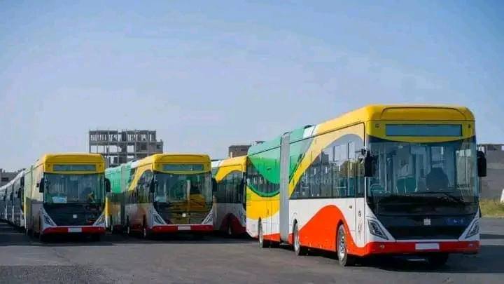 As #Nairobi dilly-dallies in Thika Road Brt Economic Crimes- Senegal launches the first all-electric bus rapid transit network in Sub-Saharan Africa.
121 buses, 23 stations, 3 hubs, and the ability to transport 300,000 passengers daily in Dakar's 14 districts.
Over 1,000 new jobs